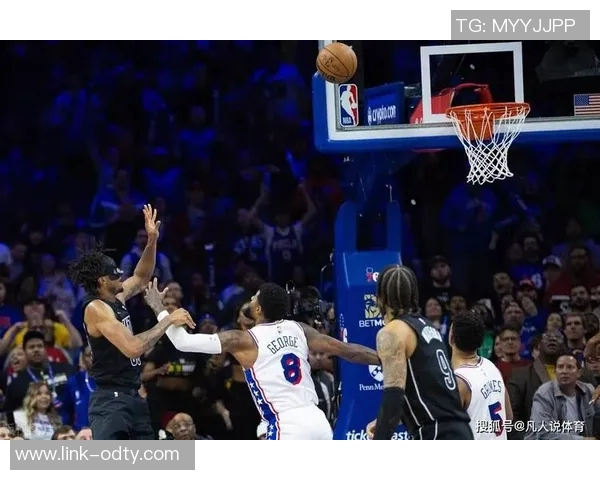 克拉克斯顿今日表现出色11投8中贡献19分7篮板5助攻3盖帽助球队获胜